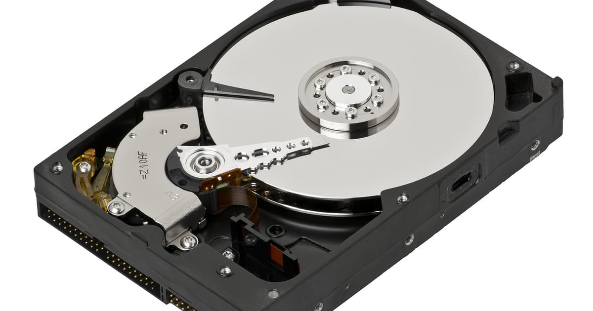 All-flash NVMe Gen5 so với SAS truyền thống: con số thật, và chỗ ổ cứng cơ vẫn còn thắng