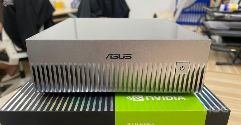 Mặt trước của ASUS Ascent GX10 tại HQG